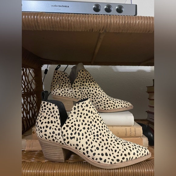 NWOB Dolce Vita Sonni Dyed Calf Hair Ankle Booties Spotted Size 8.5 - Picture 2 of 7